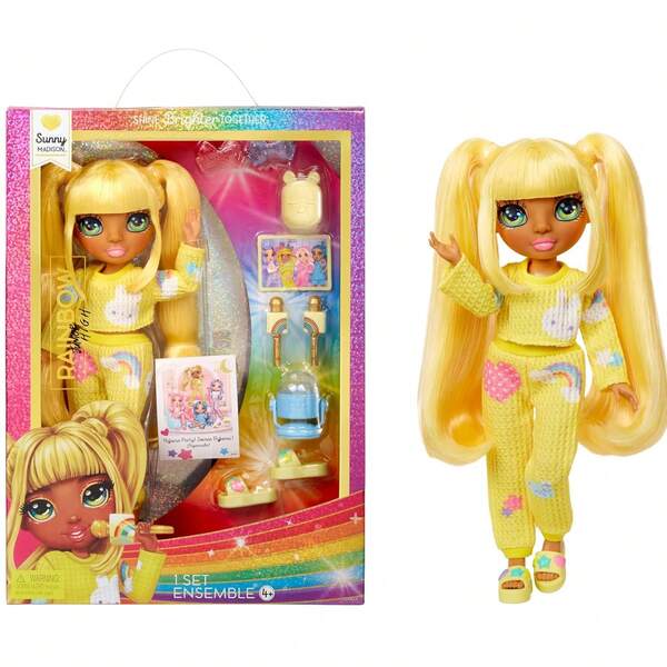  Rainbow High Muñeca Sunny Fiesta En Pijama, Sunny lleva un enterito amarillo con pantuflas amarillas a juego.Su rostro es hermoso y lleva el cabello con dos coletitas y un lazo, pestañas largas y ojos de cristal. Sunny tiene temática musical. Viene con un juego de micrófonos, altavoces portátiles, luces de discoteca y una tablet amarilla.