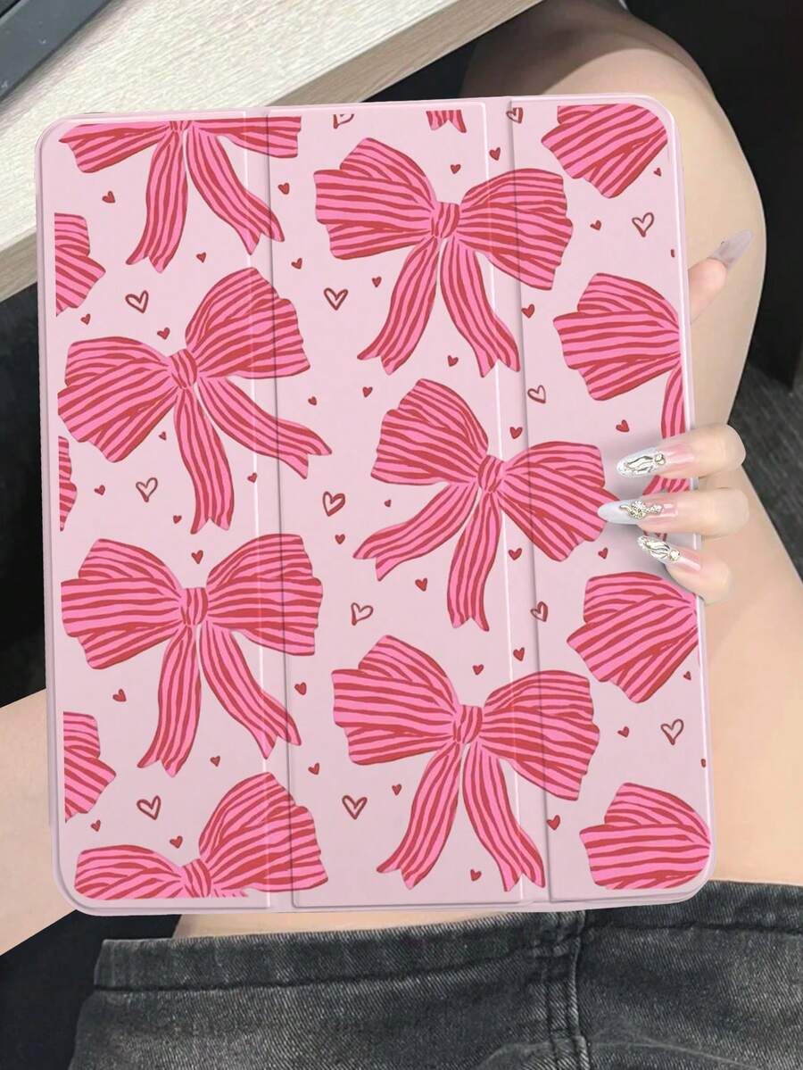 这款带有卡通蝴蝶结和爱心图案的平板电脑保护套，是送给朋友、挚友、家人、兄弟、同事、爱人、同学、老师或自己的完美生日、节日或情人节礼物。它兼容 iPad Air 4/5（10.9 英寸）和 iPad 8/9（10.2 英寸）。这款保护套采用粉色翻盖设计，带有笔槽，并增强了散热性能。