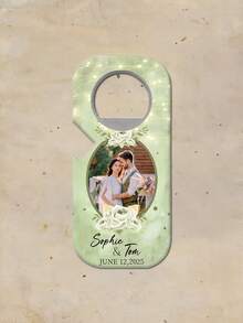 Personalisierter Flaschenöffner-Magnet als Hochzeitsfavour - 10x4,5cm eleganter weißer Flaschenöffner, individualisierbar mit Foto des Paares, Namen ("Olivia & Liam", "Sophie & Tom", "Stephanie & Malcolm") und Hochzeitsdatum ("März 2025", "12. Juni 2025"). Mit Magnetrückseite, 6+ Blumendesigns und robuster Metallkonstruktion. Ideales Geschenk für Neuvermählte, Hochzeitsgäste und rustikale Feiern. Perfekt für Empfänge, Brautduschen und praktische Erinnerungsstücke. - Verschiedenfarbig - Übersicht 17