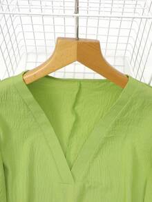 女士休闲V领泡泡袖衬衫 - 橄榄绿，春秋季纽扣衬衫，轻薄涤纶面料，适合休闲穿着，女士衬衫，高品质女装，女士上衣，女士衬衫 - 綠色 - 查看 4