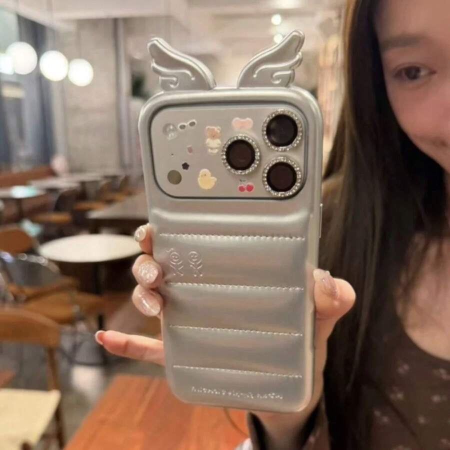 [Popular Item] Cute New Korean Design, Angel Wing Design, Down Jacket Style, Candy Color Smartphone Case, Celebrity-Inspired, Compatible With IPhone 17/17pro/17promax/16/16pro/16promax/15/15pro/15promax/14/14pro/14promax/13/. Winter, Full Protection, Perfect For Men And Women, Fashionable And Creative, Waterproof, Shockproof, Drop-Proof, Scratch-Resistant. - 銀色 - 查看 1