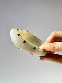 Vòng tay nhựa màu trắng nhuộm tie-dye bất đối xứng đính đinh tán bạc, trang sức nữ phong cách Y2K phóng khoáng mùa thu/đông, phụ kiện đa năng cho hàng ngày và các bữa tiệc. - Nhiều màu - Xem 6