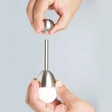 1个不锈钢鸡蛋敲击器，带蛋杯，鸡蛋顶部开启器 - 轻松敲开并去除溏心蛋的顶部，理想的厨房工具