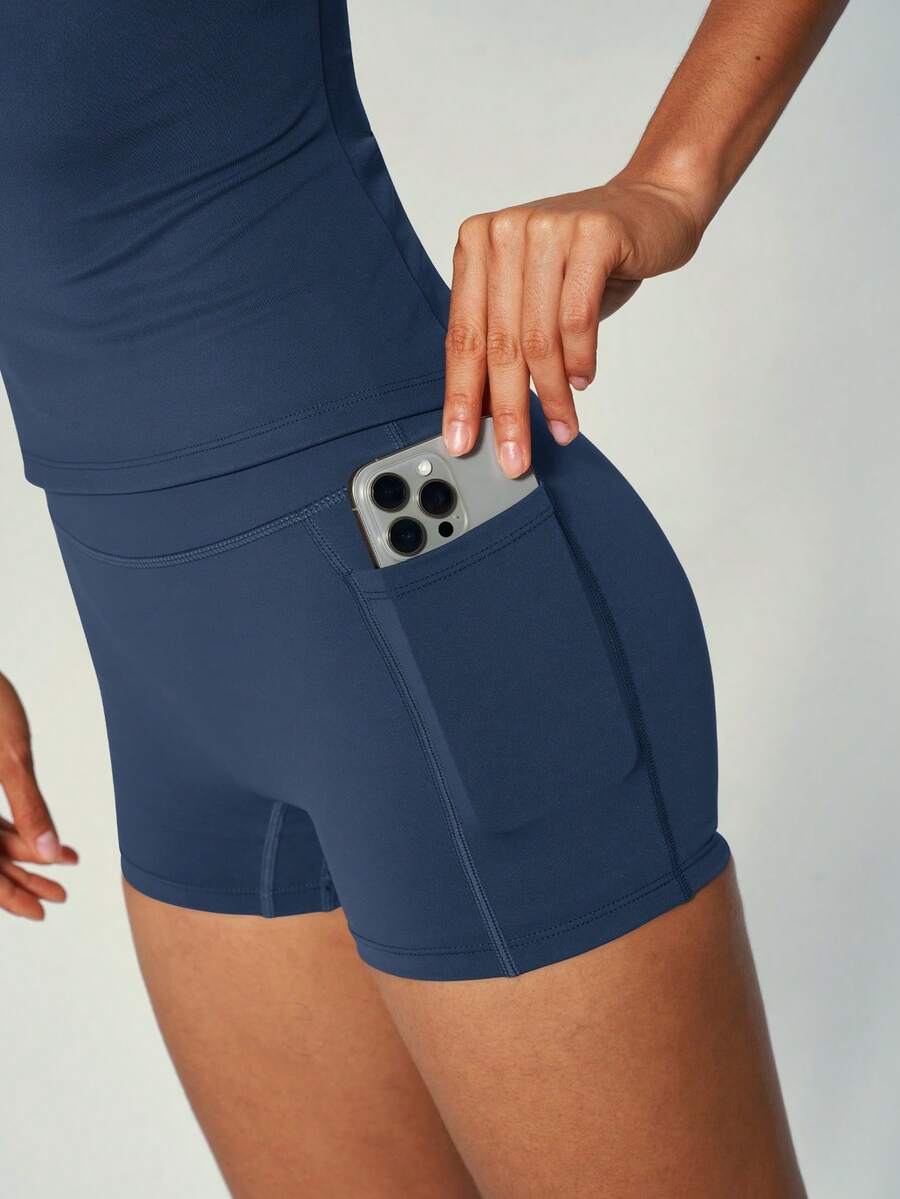 运动套装，两件套：短袖上衣和高腰短裤，带侧袋