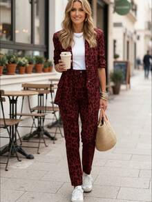 Bộ đồ nữ phong cách Âu-Mỹ họa tiết da báo, thiết kế rộng rãi thoải mái, phù hợp cho đi làm hàng ngày, hẹn hò, mua sắm, các buổi tiệc nhỏ, triển lãm nghệ thuật, v.v. Thích hợp cho các buổi tiệc mùa xuân và mùa thu. - Màu Đỏ Sâu - Xem 2