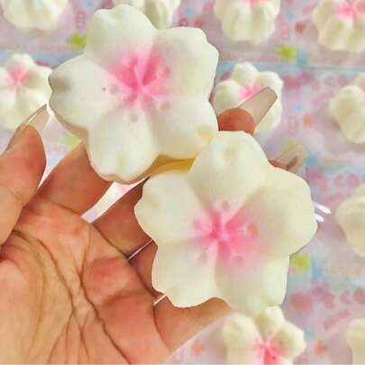 这款粉色樱花口味的软糖，拥有精致的花朵图案。它质地超软，回弹缓慢，轻轻挤压即可瞬间缓解日常压力。小巧便携，是节日和特殊场合的理想礼物之选。