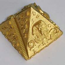 Adorno Pirámide Egipcia Decorativa Vintage de Escritorio Figura Piramidal Coleccionable en Resina Modelo Gran Pirámide de Keops para Decoración Interior y Accesorios Hogar - Dorado - Ver 7