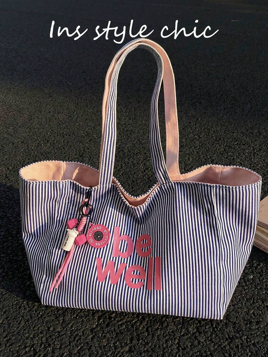 新款蓝色条纹字母手提包，配粉色哑铃吊坠设计，适合女孩，顶部拉链封口，双提手，适合工作、购物、商务旅行或其他场合。