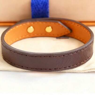 This Is A Wristband, Hair Clip, Keychain And Bag Chain Suitable For Both Men And Women. Made Of Ancient Flower Leather, It Has A Rich Texture And A Dazzling And Exquisite Luster. It Is Suitable As A Gift And Comes With A Gift Box.