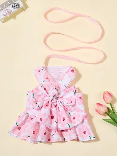 一件涤纶材质的宠物胸背带裙，带有花卉图案，包含牵引绳，适合玩具贵宾犬、比熊犬和其他小型犬户外散步。