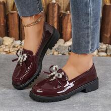 女士春秋新款漆皮一脚蹬乐福鞋，厚底防滑，珍珠蝴蝶结装饰，复古优雅日常百搭 - 酒紅色 - 查看 12