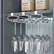 1个橱柜下酒杯架，厨房悬挂式金属玻璃杯收纳架，免钉玻璃杯整理架，黑色，节省空间，安装简便，防滑，适用于家庭、酒吧、厨房、咖啡馆、办公室和酒店，价格实惠