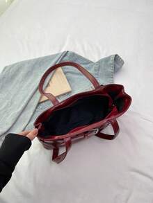 1个复古大容量手提包，通勤超大腋下包，时尚摩托车手提包，PU纯色油蜡皮革，带肩带装饰，拉链封口，女士单肩包，适合工作、大学生背包、短途旅行、度假、购物、商务等场合，日常使用皆宜。 - 酒紅色 - 查看 4