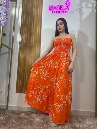 Vestido longo feminino com ombros à mostra, estampa floral e detalhes franzidos. Tecido delicado.