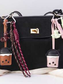 这款PU皮革珍珠奶茶杯造型包饰，配有亚克力小熊吊坠、编织绳和银色心形弹簧扣。采用清新亮丽的配色，灵感源自多巴胺。适合装饰女士手提包和汽车钥匙链。适用于各种场合。可用作包饰、包链、包包装饰钥匙扣、包包配件，也是新年、情人节、节日或生日礼物的理想之选。 - 彩色 - 查看 4