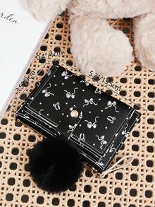 这款卡包饰有精致的绒球，黑色蝴蝶结爱心图案搭扣，时尚轻薄便携，可装现金、身份证、信用卡、零钱，是生日、周年纪念日、圣诞节、情人节等节日送给爱人、女士、女孩、青少年、大学生、学生、书包、学习用品包等的理想之选，也适合学校宿舍和返校季使用。 - 黑色 - 查看 8