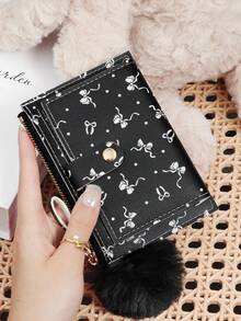 这款卡包饰有精致的绒球，黑色蝴蝶结爱心图案搭扣，时尚轻薄便携，可装现金、身份证、信用卡、零钱，是生日、周年纪念日、圣诞节、情人节等节日送给爱人、女士、女孩、青少年、大学生、学生、书包、学习用品包等的理想之选，也适合学校宿舍和返校季使用。 - 黑色 - 查看 12