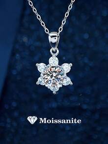 1条优雅的925纯银1克拉6.5毫米莫桑石雪花项链，适合女性日常佩戴、参加派对、情人节、母亲节、结婚纪念日等场合，也是一份精美的女士珠宝礼物。