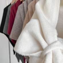 A Women's Solid-Colour Triangular Wool-Blend Shawl Featuring An Interwoven, Loose-Knit Design For Warmth. Adorned With Elegant Embellishments, This Sophisticated Accessory Embodies A Socialite Aesthetic. Ideal For Outdoor Excursions, Autumn And Winter Outings, And Snowy Seasons. - 白色 - 查看 10