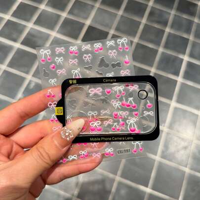 这款手机壳采用柔和可爱的元素，例如粉色蝴蝶结和樱桃，搭配图案贴纸，完美适配苹果 17 Pro/17 Pro Max 系列。这款摄像头保护壳适合日常使用，无论是在办公室还是在家中，都能有效保护您的手机。它防水防震，是日常办公和居家使用的理想之选。