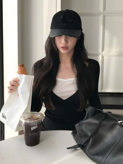 女士二合一V领长袖T恤，修身露脐上衣撞色打底衫，春秋季黑色