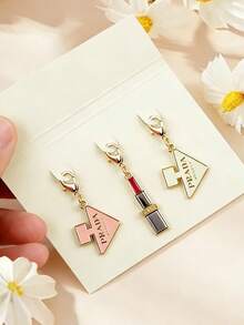 Prada 这款钥匙扣采用不锈钢材质，造型为香水和口红。它可以作为装饰吊坠、包包配饰或挂饰，适合装饰背包、挂在钥匙链上，是生日、节日、圣诞节或新年送给家人和朋友的理想礼物。 - 粉紅白色 - 查看 4