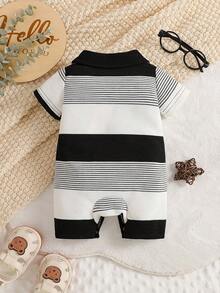 Bộ áo liền quần ngắn tay cổ sọc đen trắng thêu hình gấu cho bé trai mùa hè, kiểu dáng thời trang giản dị dễ thương. - Đen và trắng - Xem 3