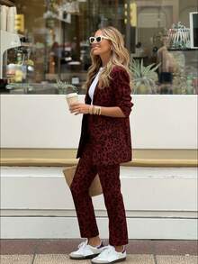 Bộ đồ nữ phong cách Âu-Mỹ họa tiết da báo, thiết kế rộng rãi thoải mái, phù hợp cho đi làm hàng ngày, hẹn hò, mua sắm, các buổi tiệc nhỏ, triển lãm nghệ thuật, v.v. Thích hợp cho các buổi tiệc mùa xuân và mùa thu. - Màu Đỏ Sâu - Xem 1