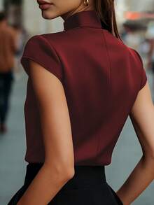 Blusa feminina moderna, elegante e casual para o dia a dia, estilo cardigã urbano, com gola alta, botões metálicos decorativos, zíper invisível nas costas e mangas curtas. Ideal para o verão. - Borgonha - Ver 7
