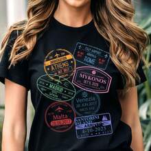 Camiseta de Viajero Mundial - Camiseta Gráfica con Sellos de Pasaporte para Amantes de la Aventura, Cruceros en Grupo y Vacaciones - Negro - Ver 1