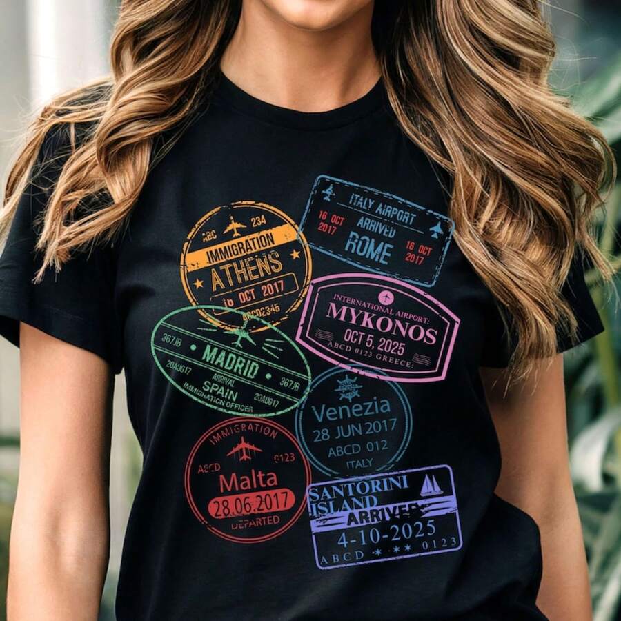 Camiseta de Viajero Mundial - Camiseta Gráfica con Sellos de Pasaporte para Amantes de la Aventura, Cruceros en Grupo y Vacaciones - Negro - Ver 1
