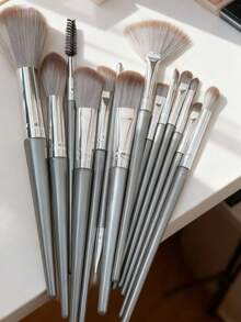 Bộ cọ trang điểm 18 món, bao gồm cọ phấn phủ, cọ má hồng, cọ nền, cọ phấn mắt, cọ tán màu, cọ tạo khối, dụng cụ trang điểm lông mềm, 2 bông mút trang điểm và 2 miếng mút tán phấn, cọ trang điểm chuyên nghiệp, đồ dùng cần thiết khi đi du lịch, chất liệu nhung, quà tặng, bộ cọ trang điểm hoàn chỉnh. - Nhiều màu - Xem 4