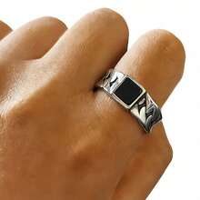 1枚复古链条纹理不锈钢方形黑色玻璃装饰戒指，适合男士日常通勤佩戴，也可作为生日、节日等场合的个性化男士礼物，实用配饰，兼具品质与时尚感。 - 方型復古鏈男士戒指 - 查看 5