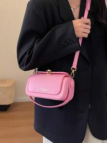 Túi xách nữ màu hồng trơn mới, thiết kế hình hộp với khóa kim loại hình chữ cái, tay cầm phía trên và dây đeo vai có thể điều chỉnh. Có thể đeo vai, đeo chéo hoặc xách tay. Nội thất rộng rãi đựng được những vật dụng cần thiết như son môi, chìa khóa, mỹ phẩm. Thích hợp cho đi làm, mua sắm, hẹn hò, công tác, du lịch và các hoạt động hàng ngày khác. - Hồng - Xem 7