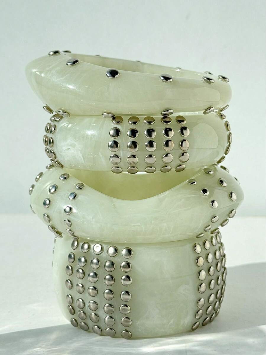 Vòng tay nhựa màu trắng nhuộm tie-dye bất đối xứng đính đinh tán bạc, trang sức nữ phong cách Y2K phóng khoáng mùa thu/đông, phụ kiện đa năng cho hàng ngày và các bữa tiệc. - Nhiều màu - Xem 1