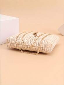 1个天然藤编单肩包，采用小麦秸秆材质，透气性好，女士斜挎包，饰有金色流苏，配有可调节肩带。开放式设计，内部可放置折叠伞、手机、蓝牙耳机、纸巾等物品，适合摄影、通勤、旅行、购物等场合。 - 彩色 - 查看 3