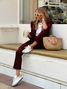 Bộ đồ nữ phong cách Âu-Mỹ họa tiết da báo, thiết kế rộng rãi thoải mái, phù hợp cho đi làm hàng ngày, hẹn hò, mua sắm, các buổi tiệc nhỏ, triển lãm nghệ thuật, v.v. Thích hợp cho các buổi tiệc mùa xuân và mùa thu. - Màu Đỏ Sâu - Xem 5