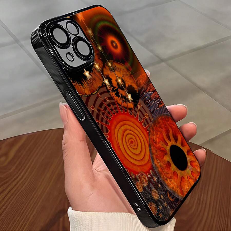 Un vibrante mundo de fantasía naranja con soles y estrellas en espiral. Esta elegante funda es compatible con los modelos 17, 16, 15, 14 Pro Max, 13, 12, 11, XR y XS Plus. Fabricada en silicona TPU, ofrece protección contra golpes y caídas, además de una sensación superior. Es un regalo ideal para familiares, amigos y seres queridos, y la elección perfecta para Año Nuevo. - Negro - Ver 1