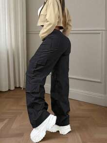 黑色多口袋纽扣休闲Y2K风轻便工作裤，兼具优雅与可爱。适合返校、毕业典礼、俱乐部、生日派对、万圣节、新年、感恩节、音乐会、健身房、海滩、度假、商务出行、日常机场穿搭、街头风、教师节、春、夏、秋、冬等各种场合。 - 黑色 - 查看 4