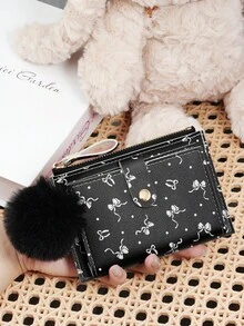 这款卡包饰有精致的绒球，黑色蝴蝶结爱心图案搭扣，时尚轻薄便携，可装现金、身份证、信用卡、零钱，是生日、周年纪念日、圣诞节、情人节等节日送给爱人、女士、女孩、青少年、大学生、学生、书包、学习用品包等的理想之选，也适合学校宿舍和返校季使用。 - 黑色 - 查看 9