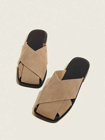 Sandal đế vuông màu nâu mới năm 2026, gót chunky, kiểu dáng đan chéo, thoải mái, phù hợp cho ở nhà, đi biển và đi nghỉ mát.