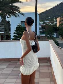 夏季女士V领白色针织罩衫连衣裙，轻盈透气，系带修身，荷叶边下摆，优雅显瘦的包臀迷你裙，完美适合日常休闲、海滩度假、海滩派对、音乐节、假日约会和都市街头风。 - 白色 - 查看 4