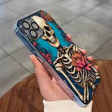 Esqueleto sonriente sosteniendo una flor rodeado de un diseño floral. Esta elegante funda es compatible con los modelos  17, 16, 15, 14 Pro Max, 13, 12, 11, XR y XS Plus. Fabricada en silicona TPU, ofrece protección contra golpes y caídas, además de una sensación superior. Es un regalo ideal para familiares, amigos y seres queridos, y una opción perfecta para Año Nuevo. - Plateado - Ver 4