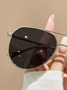 一副男女通用飞行员款时尚经典百搭太阳镜，适合驾驶、露营、热带海滩度假、户外旅行、家庭出游、约会等场合，时尚配饰，适合所有脸型。 - 黑色 - 查看 3