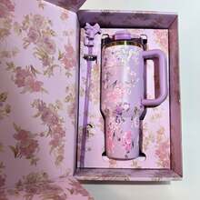 Stanley2025 40 Oz H2.0 Insulated Tumbler,With A Comfortable Handle, Featuring Double-Walled Vacuum Insulated Stainless Steel Construction. This High-Quality Drinkware Keeps Your Beverages At The Perfect Temperature, Whether It's Hot Or Cold, Ensuring The Original Taste Is Preserved For Longer Periods. Designed To Be Lightweight And Portable, It's Perfect For Outdoor Activities Like Camping, Hiking, Driving, And Travel. With A Large Capacity, It Meets Your Hydration Needs Throughout The Day. Stylish And Convenient To Carry, It's An Ideal Choice For Outdoor Enthusiasts And Makes A Thoughtful And Practical Gift, Whether For Friends Or Family. - 紫色繁花+禮盒 - 查看 3