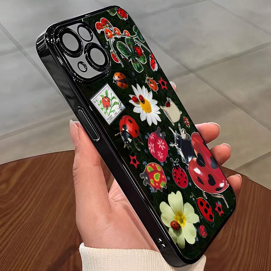 Mariquitas y estrellas sobre un fondo verde floral. Esta elegante funda es compatible con los modelos 17, 16, 15, 14 Pro Max, 13, 12, 11, XR y XS Plus. Fabricada en silicona TPU, ofrece protección contra golpes y caídas, además de una sensación superior. Es un regalo ideal para familiares, amigos y seres queridos, y la elección perfecta para Año Nuevo. - Negro - Ver 1