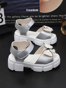 一双最新款彩色装饰儿童凉鞋，舒适时尚，优雅休闲。适合商场购物、暑假旅行和日常外出，可轻松搭配各种儿童服装。 - 銀色 - 查看 2