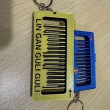 这款有趣的小玩意儿拨动就能发出悦耳的声音。左右滑动就能发出拨弦声，舒缓情绪。它既是新奇的小玩意儿，也是派对好帮手。适合家庭聚餐，也是派对上的惊喜礼物。 - 彩色 - 查看 3