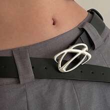 1条朋克街头风黑色格子星星男女通用时尚腰带，适合搭配牛仔裤、休闲裤，也适合派对、音乐节、万圣节、聚会、校园等场合。