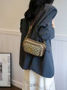 Túi xách nữ thời trang mới năm 2025, kiểu dáng cổ điển, đa năng, màu trơn, chất liệu PU chống thấm nước, thiết kế hình thoi, phong cách retro, logo kim loại hình động vật, túi đeo vai vuông, họa tiết chữ cái, túi đeo chéo, thích hợp cho mua sắm, túi xách in hình động vật dành cho nữ. - Màu Khaki - Xem 5